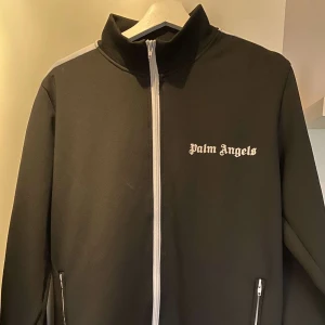 Palm angels  - Säljer min Inprencip oanvända Palm angels zip hoddie som köptes på NK. (Storlek M) dvs: passar folk som är 175+cm långa. Skriv om ni vill ha mer äktahetsbevis. Har däremot inte kvittot kvar. Köpte för 5100kr, säljer för 1299kr.