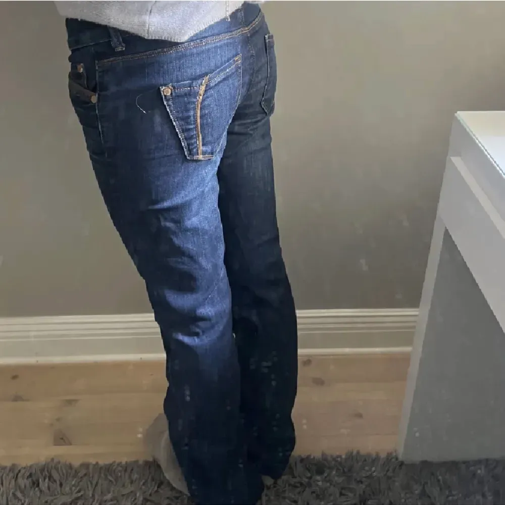 Skit snygga lågmidjade jeans💗 innerbenslängd 82cm och midjemått 80cm💗. Jeans & Byxor.