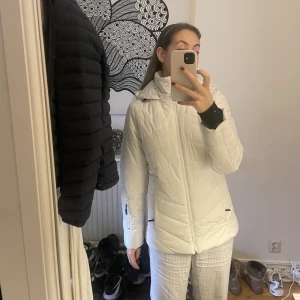 Skidjacka Cross sportwear  - Säljer min snygga och varma skidjacka från cross sportwear som enbart är använd fyra dagar i sälen förra året. Jackan är helt utan defekter och nypris är 999kr🥰