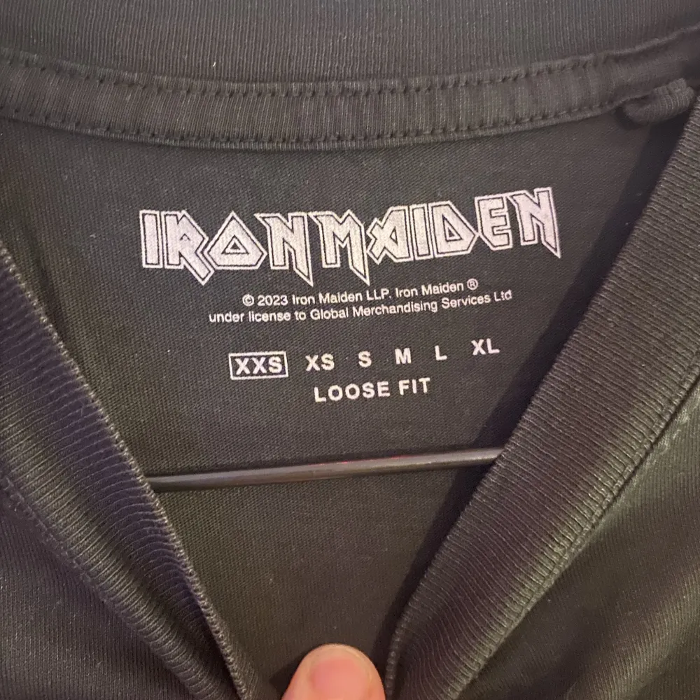 Köpte denna Iron Maiden T shirt på carlings för någon månad sen men den är aldrig använd, så självklart är den i väldigt bra skick. Storlek XXS, men sitter ganska löst. . T-shirts.