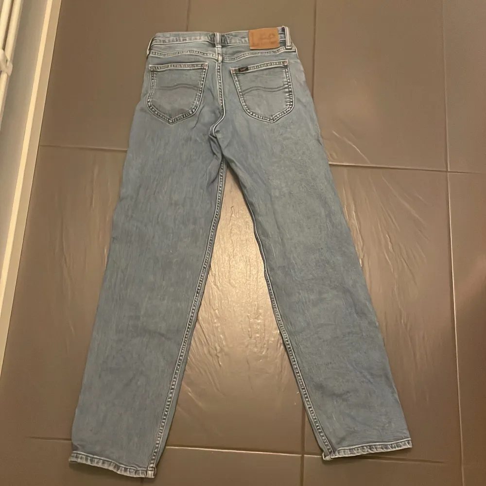 Säljer dessa Low waist lee jeans som jag inte använder längre,de har inga defekter o skriva gärna för mått och fler bilder ifall de behövs!💗 . Jeans & Byxor.