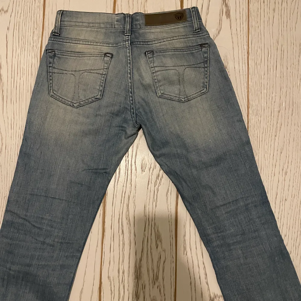 Fina jeans ifrån tiger of Sweden, nästan aldrig använda! Jag skulle säga att jeansen är raka i modellen💘 säljer pga att den är lite små på mig. Jeans & Byxor.