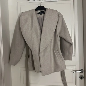 Fin höst - Fin höstjacka som endast är använd två gånger. För stor i storleken för mig. Nypris 799kr.