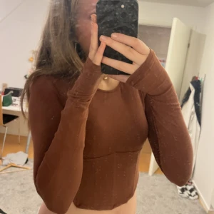 Corset tröja - Det är som en inbyggd korsett i tröjan ( inga snören där bak). Den kommer inte t användning längre. Det är några defekter som små hål vid handen och även att korsetten gått lite sönder 🫶skriv vid frågor 