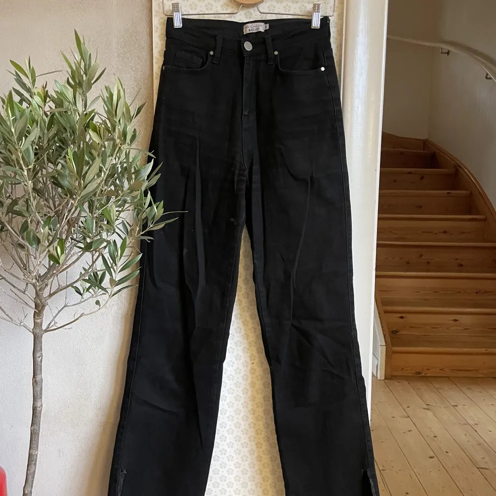 Svarta raka jeans från Ida Carlssons kollektion med Madlady🫧Storlek S/36! Kan mötas upp i Stockholm eller frakta💘. Jeans & Byxor.