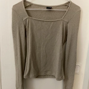 Tröja - Beige tröja från Gina som knappt är använd. Ribbad och i bra skick, köpet sker via Swish 💕
