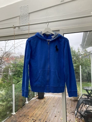 Zip-up Polo Ralph Lauren - ✔️ Zip-up hoodie från Polo Ralph Lauren ✔️ Storlek: kids L (14-16) Passar vanlig storlek S/M ✔️ Skick: 8,5/10 (lite nopprig) ✔️ Orginalpris: ca 1199kr ✔️ Vårat pris: 199kr ✔️👀 ‼️Skriv vid minsta lilla fundering‼️