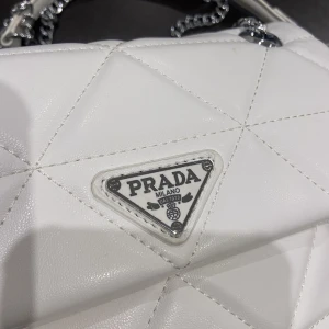 Vit väska Prada  - Fin kopia, aldrig använd så är helt i nyskick
