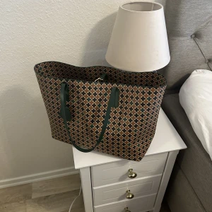 En By maline väska  - Är använd i gott skick, köptes för 2800kr och säljs för 700kr