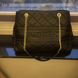 Valentino väska  - Valentino väska äkta har en liten skada men inget man lägger märke till. Säljer för att jag inte änvändet den längre 💕