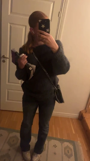Off shoulder tröja  - Säljer denna jätte snygga tröja från H&M. Säljer den för den kommer aldrig till andvändning. Färgen är grå blå