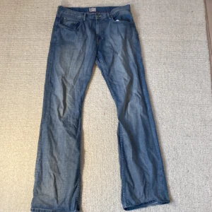 Tommy hilfiger jeans  - Väldigt fina Tommy hilfiger jeans. Storlek 36/36 men sitter som 32/34. Längd och bredd se bild