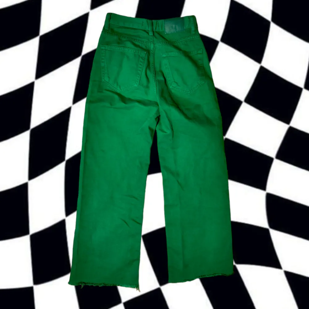 Gröna coola jeans från pull & bear jag köpte på vinted, men tyvärr för små :( Bra skick! . Jeans & Byxor.