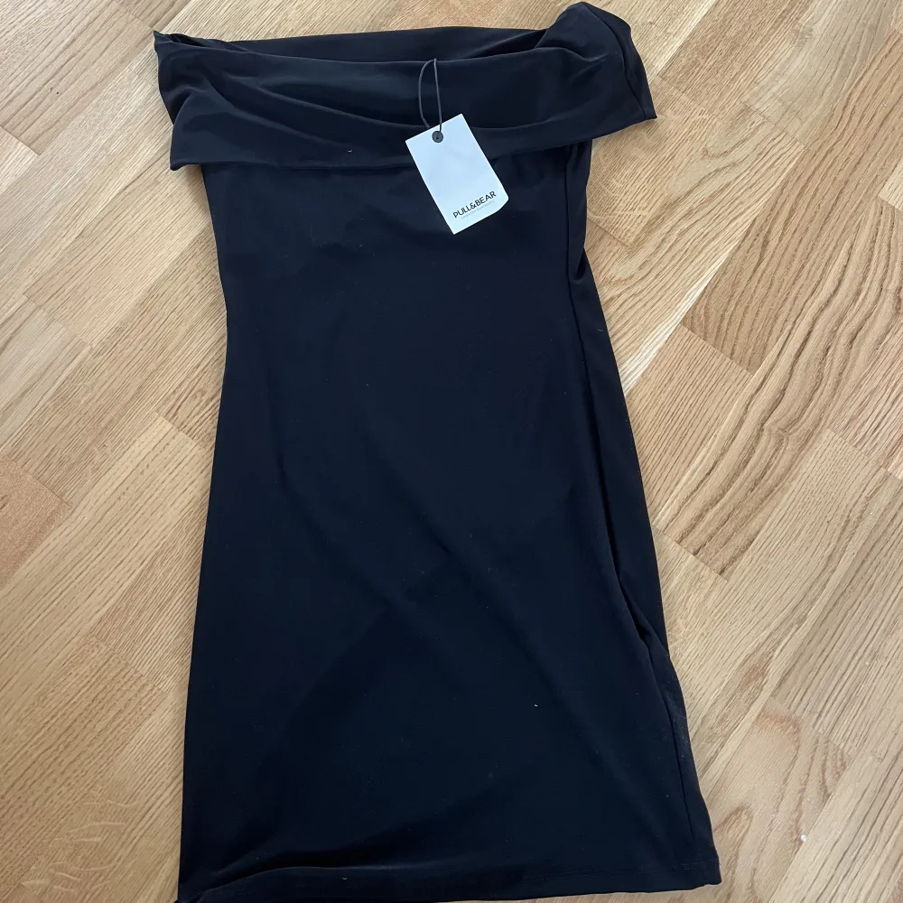 Oanvänd minidress med offshoulder axlar från pull & bear. . Klänningar.