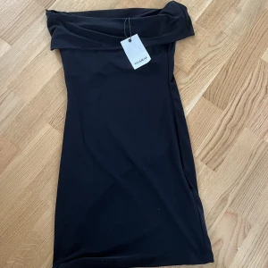 Mini dress - Oanvänd minidress med offshoulder axlar från pull & bear. 