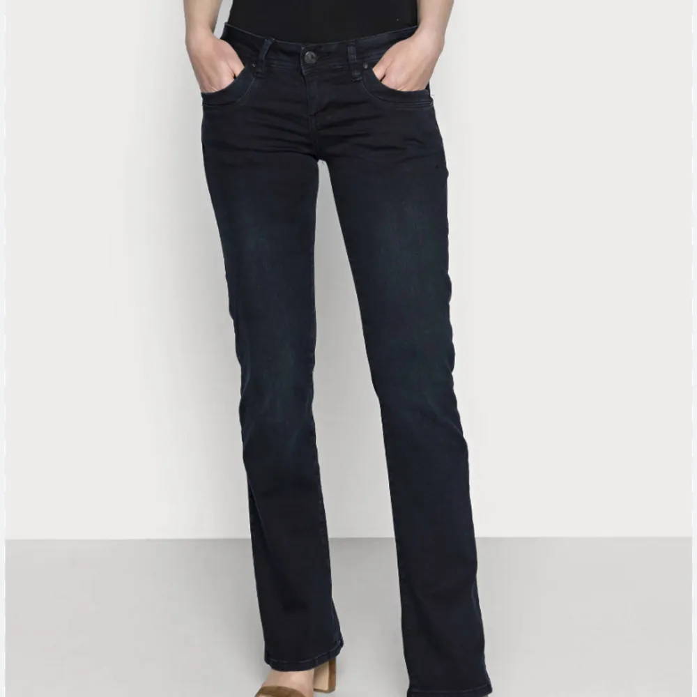 Ltb Jeans i midnattsblåfärg men ger illusionen av att dem är svarta! I super bra skick, är dock inte säker om jag vill sälja så jag lägger bara upp annonsen här som intressekoll!❤️ Ps. En skräddare har fixat så dem blir tajtare vid midjan!. Jeans & Byxor.