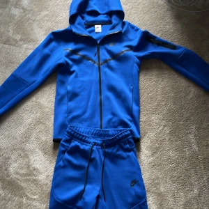 Nike tech royal blue - Nike tech royal blue riktigt bra skick endast användt ett par få gånger inga hål eller något