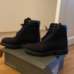 Timberland kängor  - Nu när vintern börjar rulla fram så är alltid najs med ett par stabila kängor! Dessa är knappt använda och är väldigt varma och bekväma. Nypris är 1800kr så dessa är som hittat!