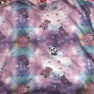 Dolly Style topp - Knyttopp, lite nopprig men perfekt att ha som pyjamas💜🦄 köparen står för frakten, jag står ej för postens slarv. Köpt är köpt, kan skicka fler bilder🥰