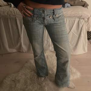 Skit coola jeans med häftiga detaljer. Jag är runt 156cm och dom är lite långa så de skulle passa någon som är 156-163❣️❣️