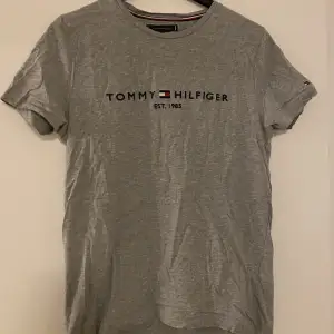 Grå T-shirt från Tommy Hilfiger i storlek M