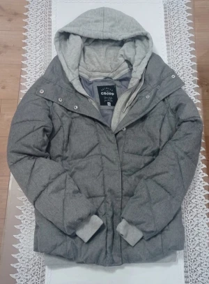 Grå jacka - Med hoodie detalj under