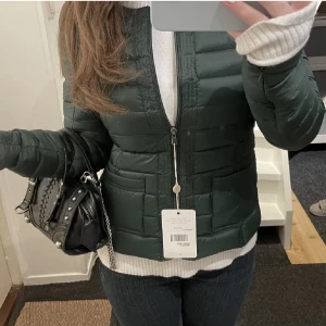 Jott jacka  - Skitsnygg mörkgrön Jott Jacka, oanvänd🥰!! Nypris 2000kr. 