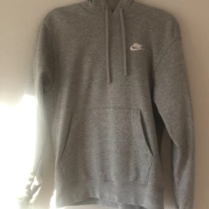 Nike Hoodie  - Grå drawstring Nike Hoodie i nyskick som passar perfekt till gymmet eller till vardags! 