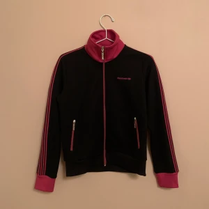 Reebok - Zip up från Reebok med rosa detaljer, bra skick