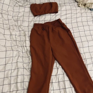 Hannalicious x na-kd set - Ett fint det med high waisted track pants & croped track top 