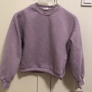 Sweatshirt Lila - Sweatshirt i färgen ljuslila från GinaTricot 💜 Använd ett fåtal gånger. Storlek: XS Pris: 30 kr  Hämtas i Växjö eller skickas mot fraktkostnad! Betalning via Swish.