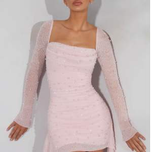 Säljer denna såå snygga oh polly klänningen i uk 4. Endast använd en gång så i helt nytt skick!! Köpt för 1348 med frakt & allt💕💕