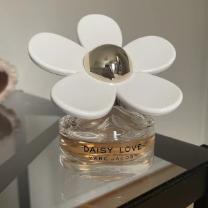 Daisy love parfym  - 50ml daisy love parfym ca 60% kvar, nypris ca 930kr på lyko, mitt pris: 300kr