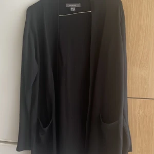 Svart kofta  - En svart medel lång kofta som inte längre kommer till användning. Skriv om du har frågor eller diskutera priset 🙂