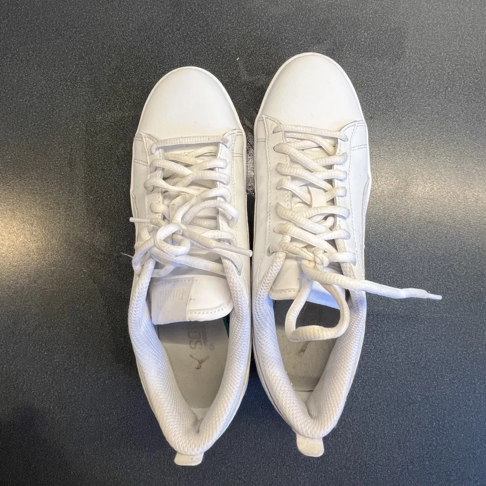 Vita sneakers använda några gånger. Memory foam- sula.. Skor.