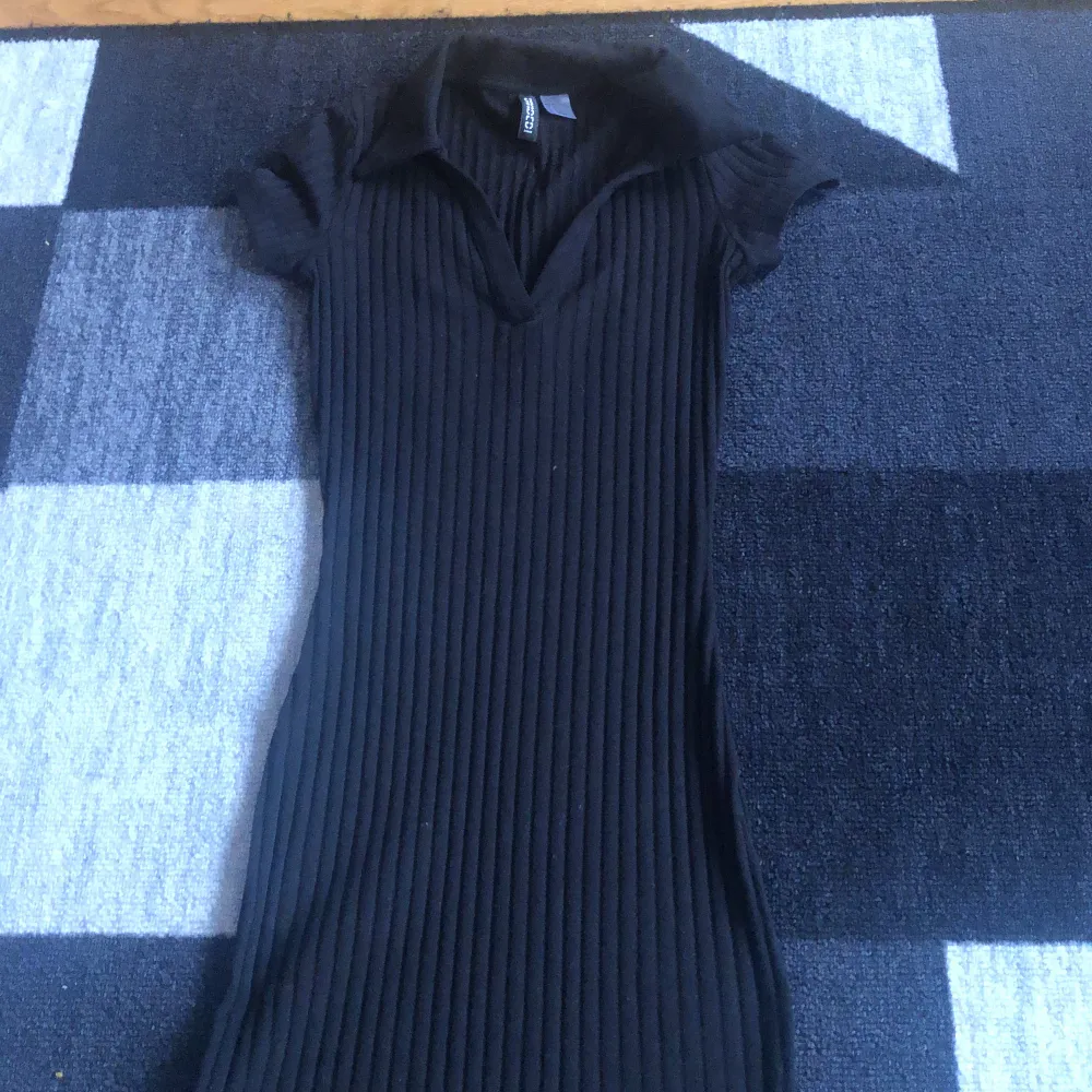 En svart basic tajt klänning. Från hm i storlek XS. Klänningar.