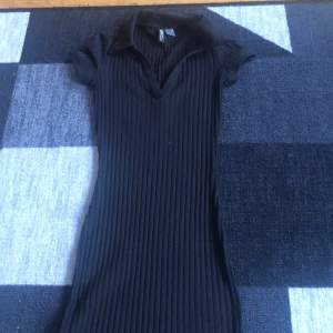 En svart basic tajt klänning. Från hm i storlek XS