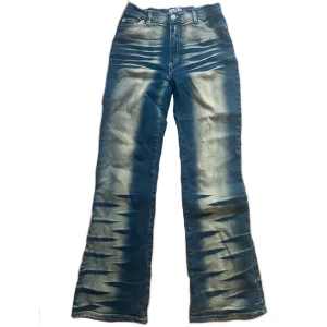 jeans y2k  - köpta här från Plick. Super snygga men för små för mig tyvärr. Storlek 40 men skulle säga mer 36-38. Kan mäta vid behov🪐🌟🎱