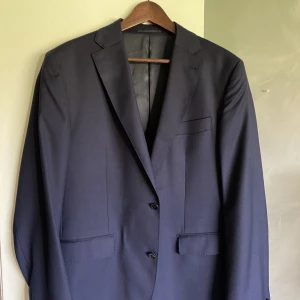 Riley kavaj  - Hej säljer nu min kavaj från Brothers säljer min kavaj som inte passar mig längre. Endast använd en gång så är som nyskick. Nypris 2 000kr.