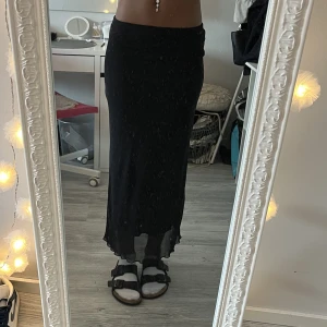Lång kjol  - En lång kjol som sitter jätte fint och är lågmidjade 