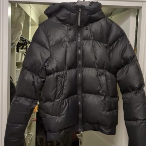 Peak Performance   - Använd i ca 2-3 vintrar och har några små hål, därav priset! Men det är väldigt väldigt små och går lätt att laga! Vid intresse kan jag skicka flera bilder på jackan! Det är storleken M men skulle säga att den sitter mer som en S. Ny pris ca 3500kr🫶🏻💖