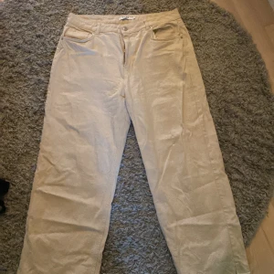 Jeans ifrån nakd - Jeans ifrån nakd i färgen beige i storlek 44, knappt använda så fint skick!