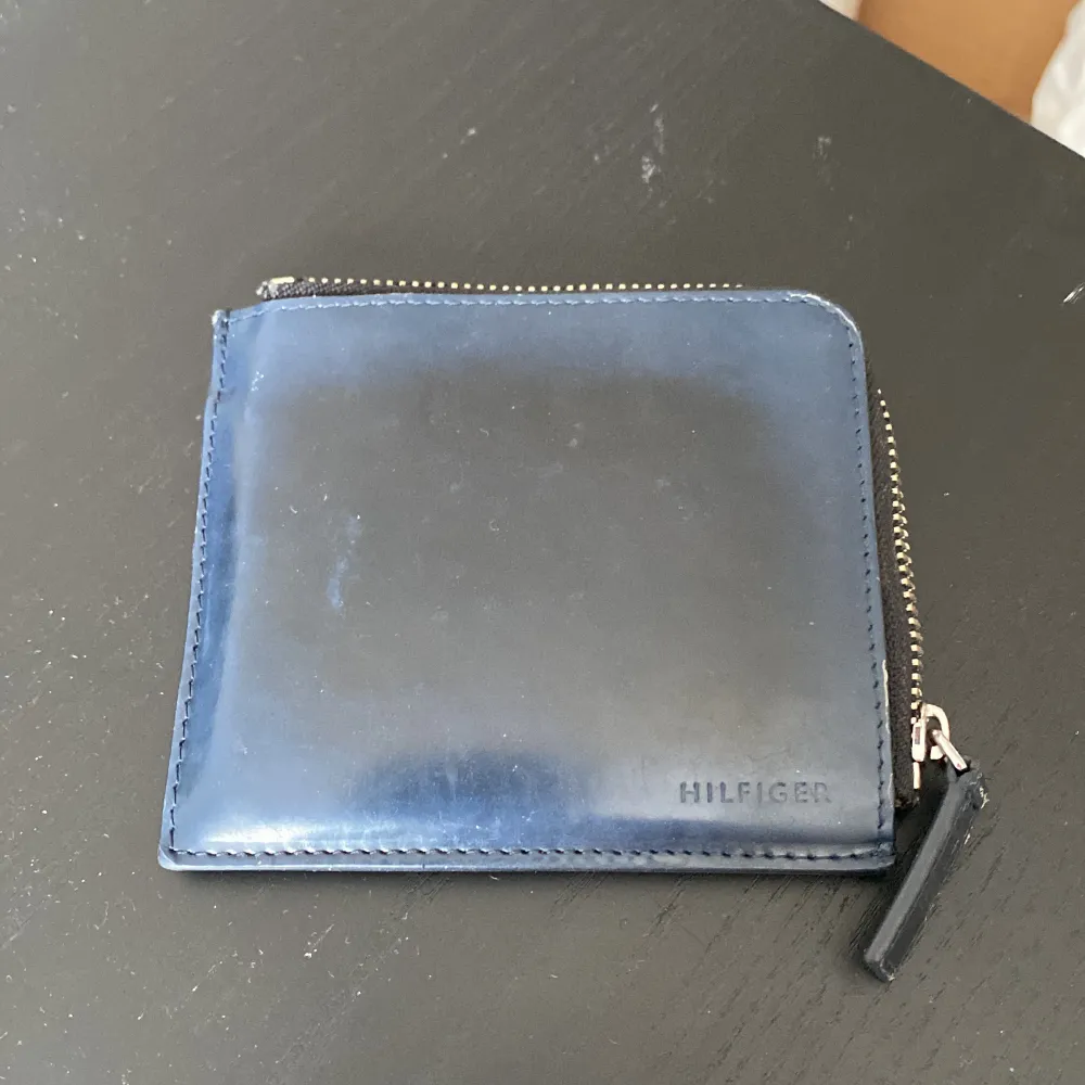 Tjena  Säljer denna fina läder plånboken från Tommy Hilfiger  Är i jätte bra skick och blixtlåset funkar fortfarande  Vid frågor eller intresse skriv . Accessoarer.