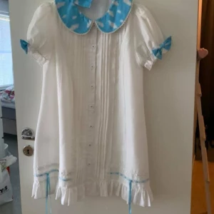 Söt klänning + rosett - Ganska stor fit. Bilden är lånad. Köptes på en second hand app (tror kanske Plick). Har intr använts av mig. Kommer med matchande rosett.