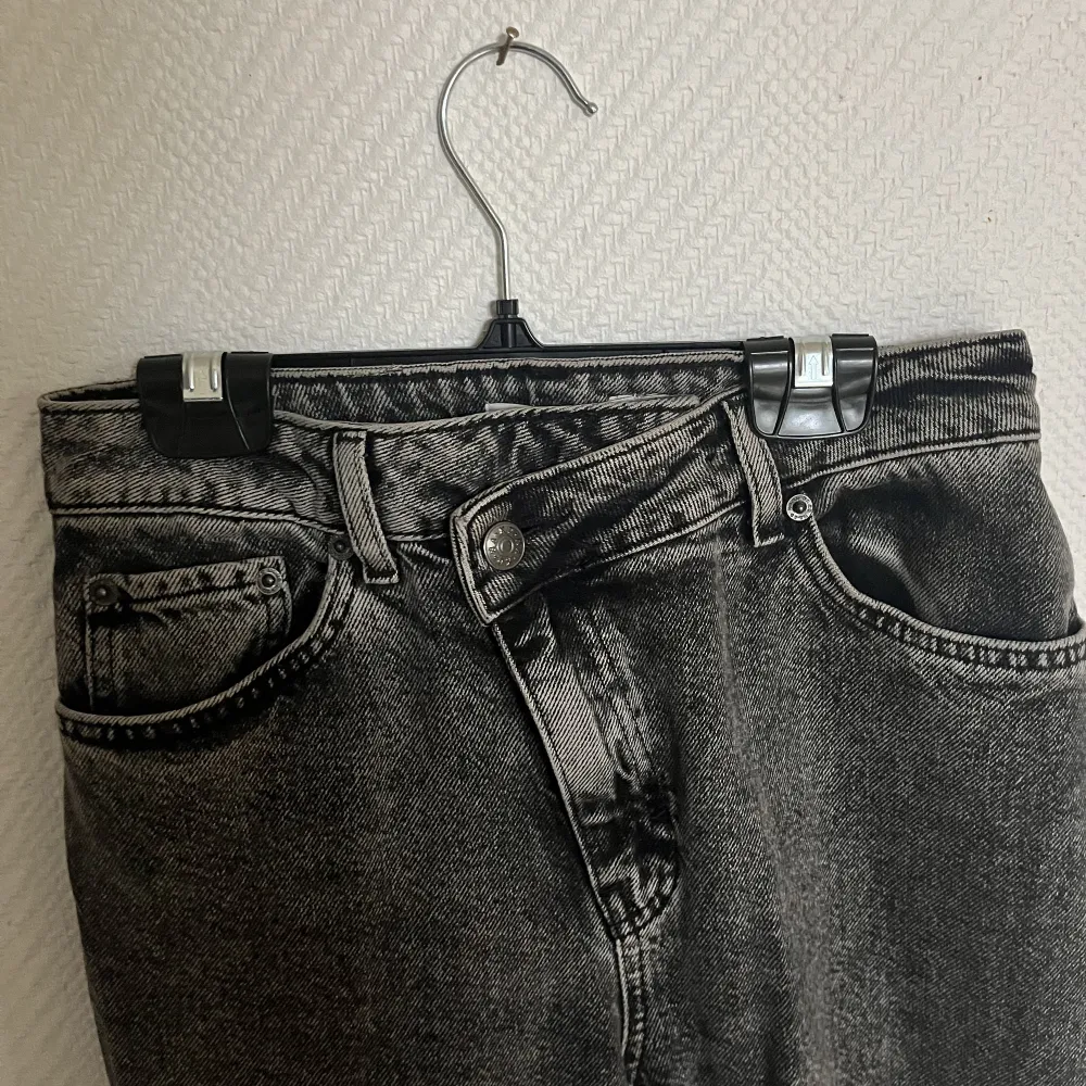 Fina gråa byxor i nytt skick, nypris 599kr. Jeans & Byxor.
