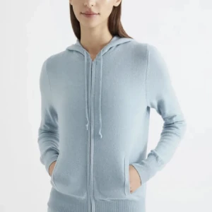 Softgoat hoodie - Blå softgoat hoodie! Defekter: den har en lagning och 2 små fläckar. Fläckarna går antagligen bort i tvätten men jag vågar inte tvätta den i tvättmaskin då den är i carsmir🫶🏼 Tröjan är i helhet fräsch och inte nopprig, därav tänker man inte på deftekterna!