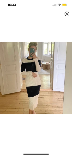 Lång ribbad klänning  - Superfin lång stretchig ribbstickad klänning i fint skick! 🫶🏼