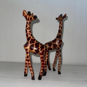 Handgjorda girafff statyer  - Handgjorda giraff statyer för bara 49kr. Material: Trä❤️