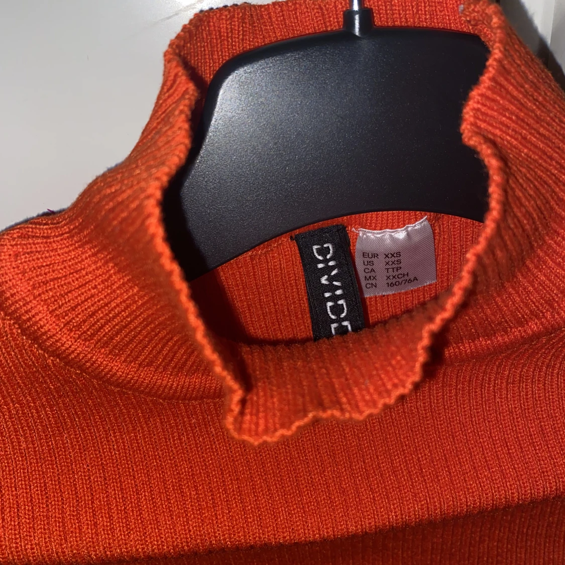 Ribbstickad tröja med halvpolo - 91