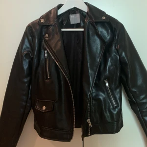 SKINNJACKA - Sparsamt använd skinnjacka från ASOS, i jättefint skick!